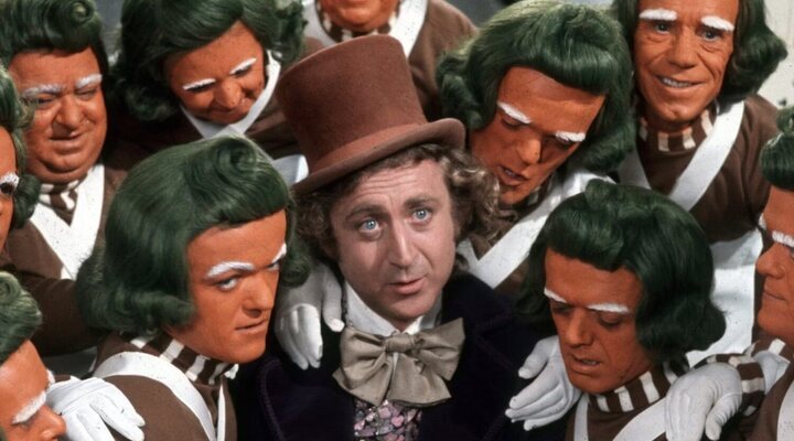  Gene Wilder rodeado de Oompa-Loompas en 'Un mundo de fantasía'