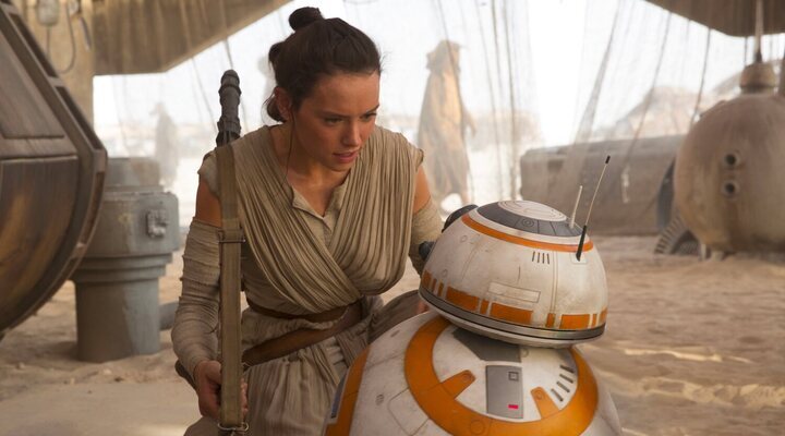 Daisy Ridley con BB-8 en 'Star Wars'