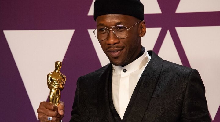  Mahershala Ali posando con su Oscar