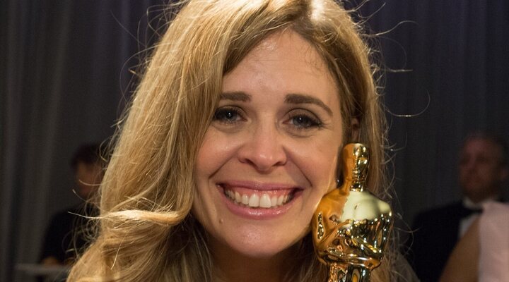 Jennifer Lee con su Oscar por ' Frozen'