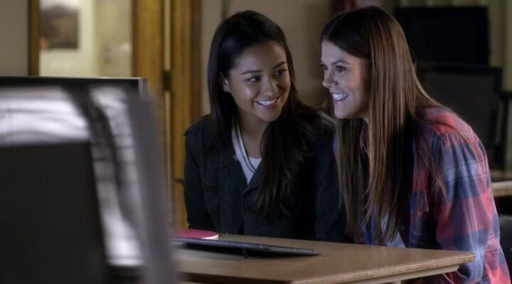 Lindsey Shaw y Shay Mitchell en 'Pequeñas mentirosas' 