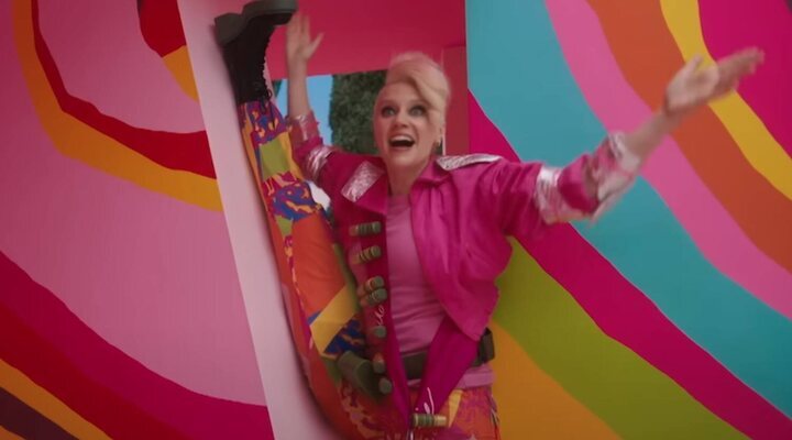 Kate McKinnon como 'Barbie Rara'