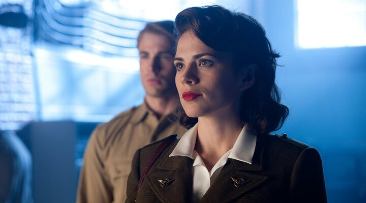 Hayley Atwell como Peggy Carter