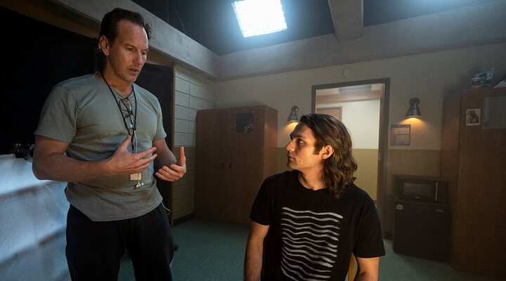 Patrick Wilson dirigiendo a Ty Simpkins en 'Insidious: La Puerta Roja'