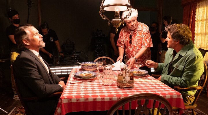 Pedro Almodóvar dirigiendo 'Extraña forma de vida'