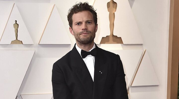  Jamie Dornan en la alfombra roja de los Oscar 2022