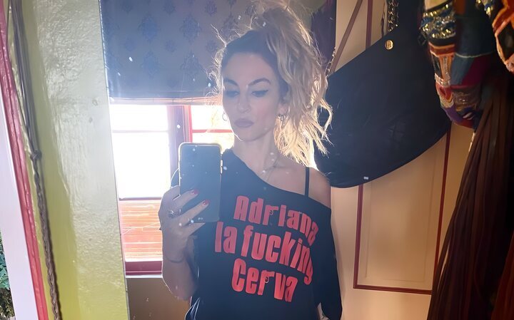 Drea de Matteo posa con una camiseta de 'Los Soprano' en su Instagram