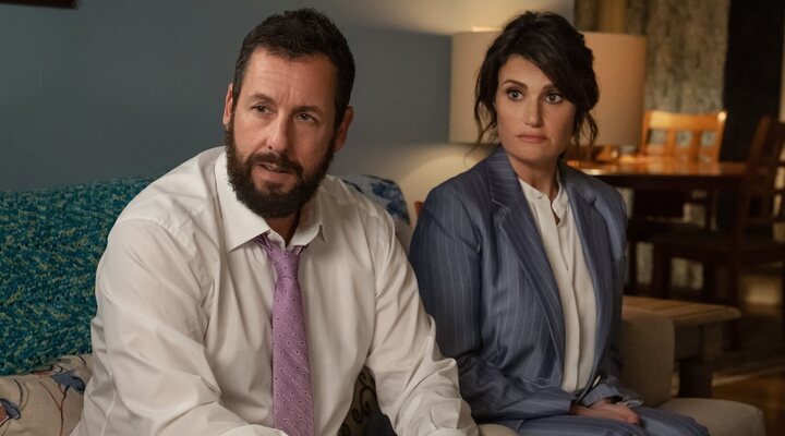 Adam Sandler como Danny Friedman y Idina Menzel como Bree Friedman