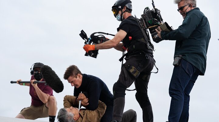 Esai Morales, Tom Cruise y Christopher McQuarrie en el set de 'Misión Imposible 7'