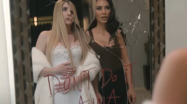 Emma Roberts y Kim Kardashian