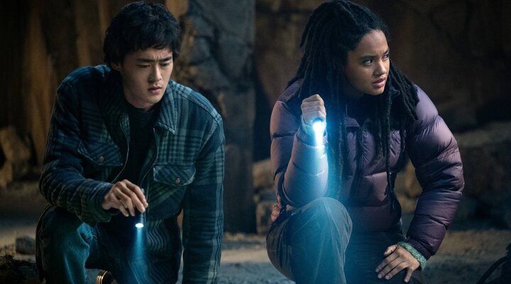 Kiersey Clemons y Ren Watabe en 'Monarch: el legado de los monstruos'