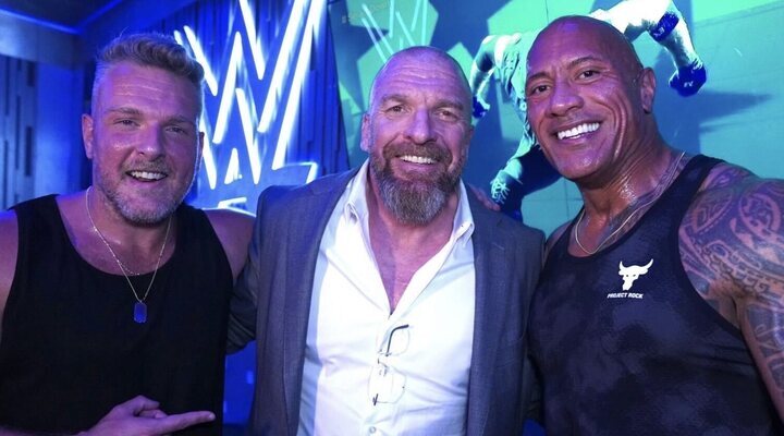 Dwayne Johnson junto a Triple H