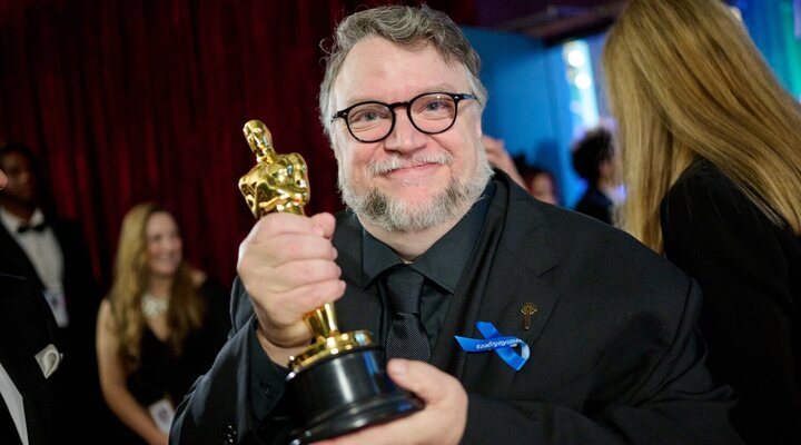 Guillermo del Toro con su Oscar por 'Pinocho'