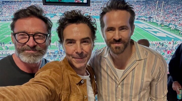 Shawn Levy, Ryan Reynolds y Hugh Jackman en el partido de los Chiefs vs Jets