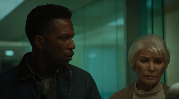 Leslie Odom Jr y Ellen Burstyn en 'El Exorcista: Creyente'