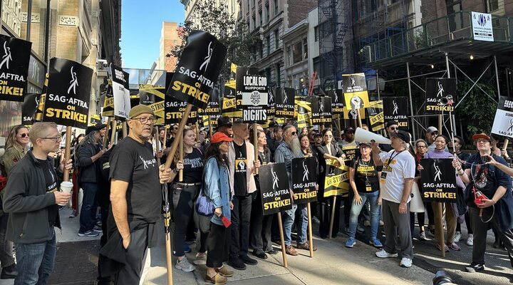 Miembos de la SAG-AFTRA en una manifestación.