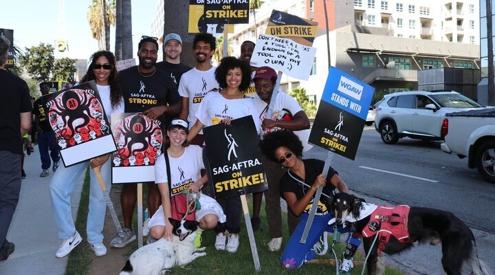 Miembros de la SAG-AFTRA en huelga.