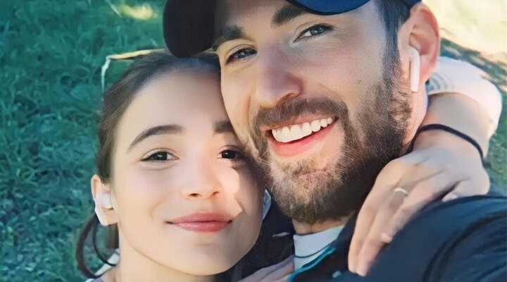 Chris Evans y Alba Baptista en Instagram