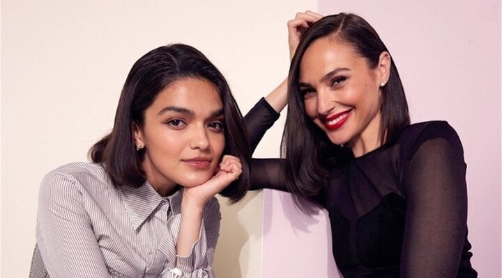 Rachel Zegler y Gal Gadot presentando 'Snow White'