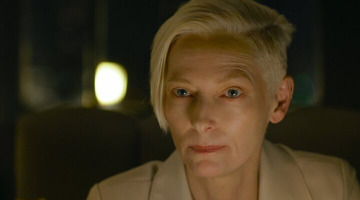 Tilda Swinton realiza un gran papel