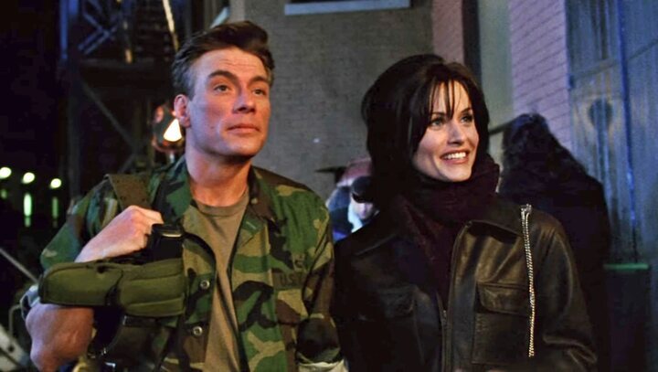 Jean Claude van Damme junto a Courteney Cox