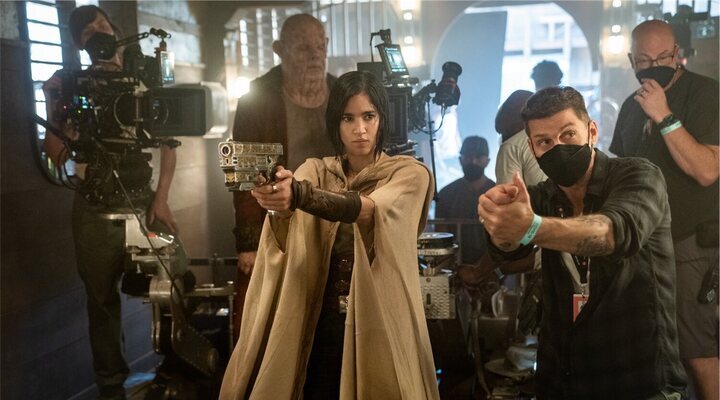 Zack Snyder con Sofia Boutella como Kora en 'Rebel Moon (Parte uno): La niña del fuego'