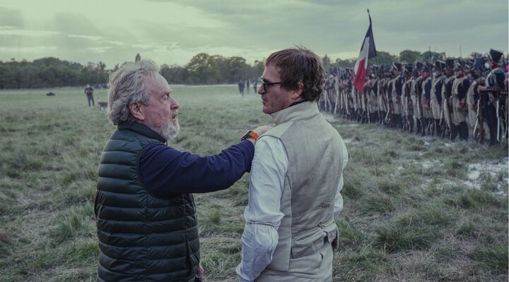 Ridley Scott junto a Joaquín Phoenix en la grabación de 'Napoleón'