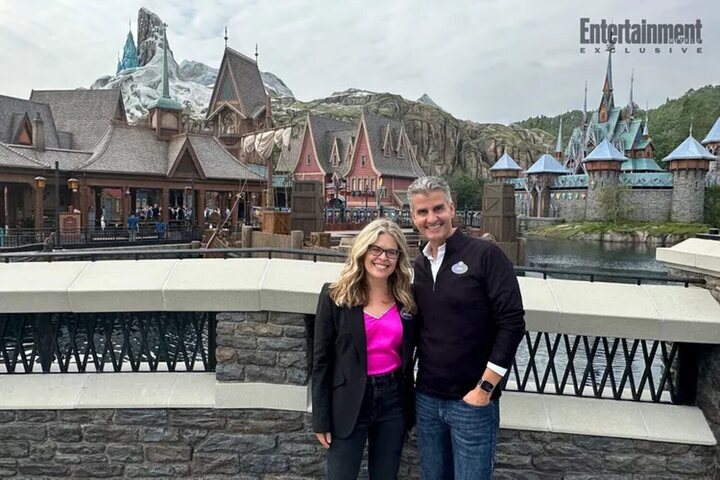 Jennifer Lee y Josh D'Amaro en 'World of Frozen' en Disneyland Hong Kong. 