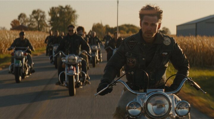 Austin Butler como Benny con los Vandals en 'The Bikeriders'