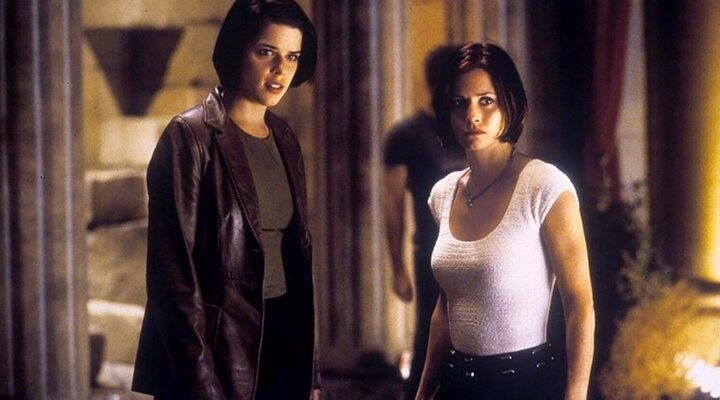  Neve Campbell y Courteney Cox en la saga de 'Scream'