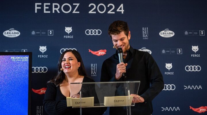 Miguel Bernardeau y Laura Galán anunciando los nominados a los Feroz 2024