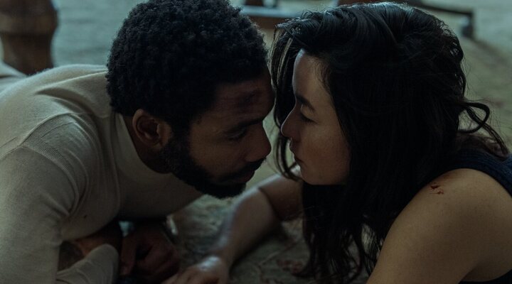 Donald Glover y Maya Erskine en 'Mr. & Mrs. Smith'