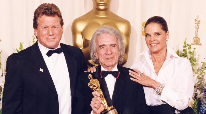 Ryan O'Neal, Arthur Hiller y Ali MacGraw en los Oscar honoríficos