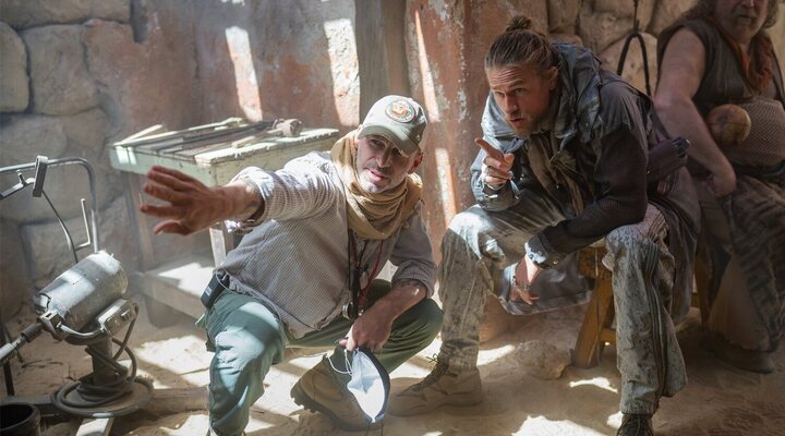 Zack Snyder junto a Charlie Hunnam en el rodaje de 'Rebel Moon'