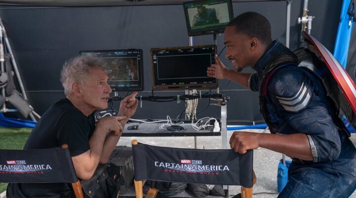 Harrison Ford y Anthony Mackie conversando en el rodaje