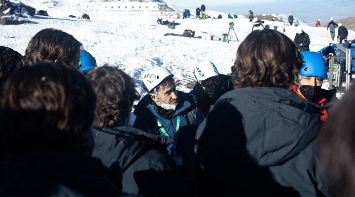 J.A. Bayona desvela sus momentos más duros dirigiendo 'La sociedad de la nieve' y su vínculo con supervivientes y actores