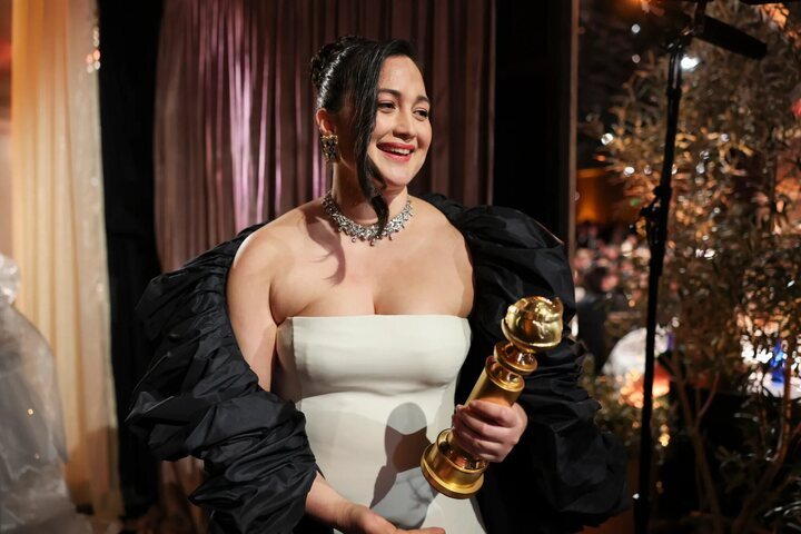 Lily Gladstone con su Globo de Oro a la mejor actriz</p><p>