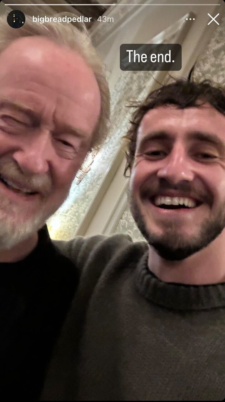 Paul Mescal y Ridley Scott celebrando el fin de rodaje