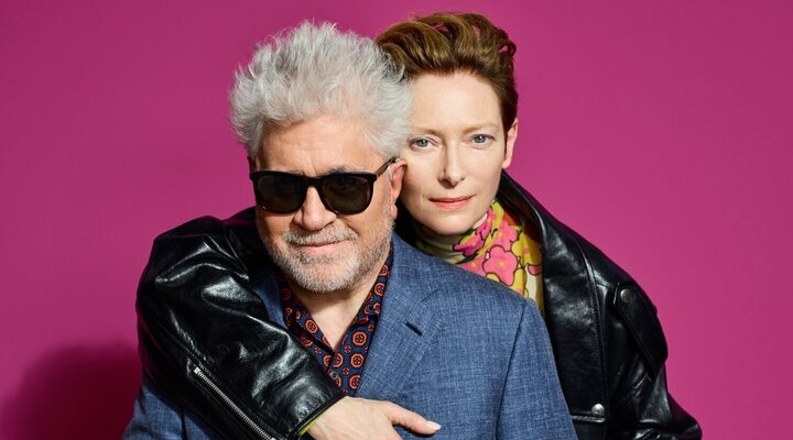 Pedro Almodóvar y Tilda Swinton en una foto promocional de 'La voz humana'