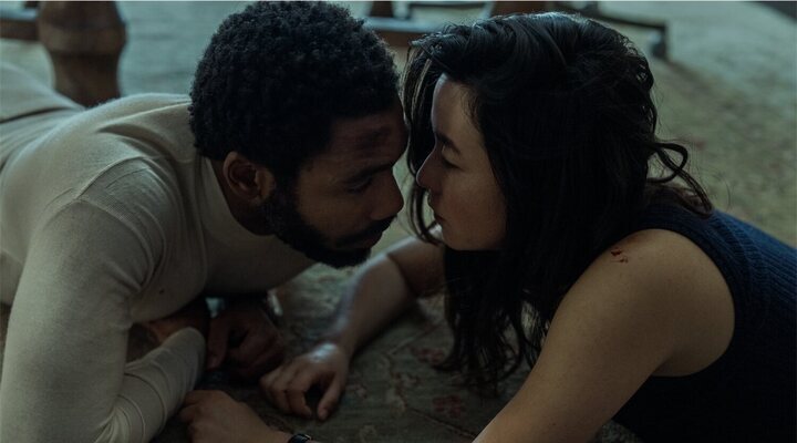  Donald Glover y Maya Erskine en 'Mr. & Mrs. Smith'