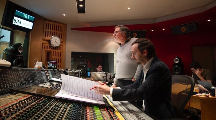 Steve Mazzaro en la sala de control de Abbey Road (Christian Tierney/Universal Pictures)