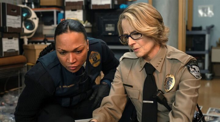 Kali Reis y Jodie Foster en la temporada 4 de 'True Detective'