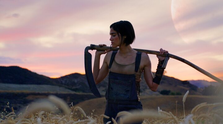 Sofia Boutella como Kora en 'Rebel Moon (Parte Uno): La niña del fuego' (Netflix)