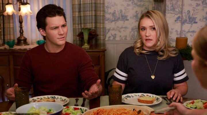 Montana Jordan como Georgie y Emily Osment como Mandy en 'El joven Sheldon' (Movistar Plus+)