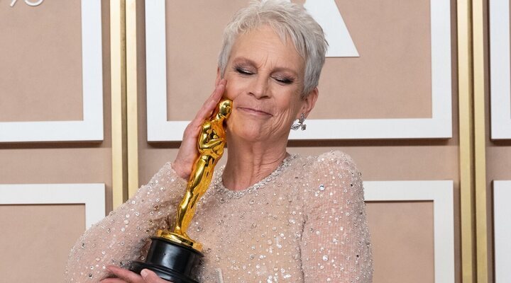  Jamie Lee Curtis en la 95º edición de los Oscar con el premio a Mejor actriz de reparto (Trae Patton/AMPAS)