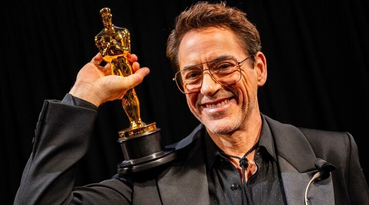 Robert Downey Jr con el Oscar en la 96º edición de la gala de los Oscar (Richard Harbaugh ©AMPAS)