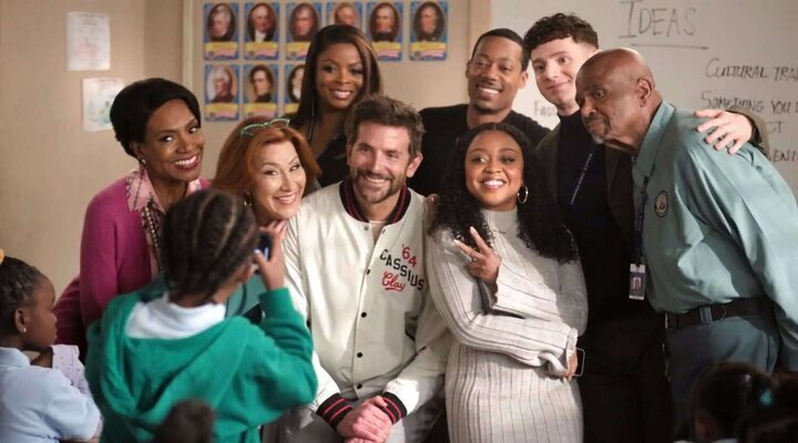 Bradley Cooper con los profesores de 'Colegio Abbott'