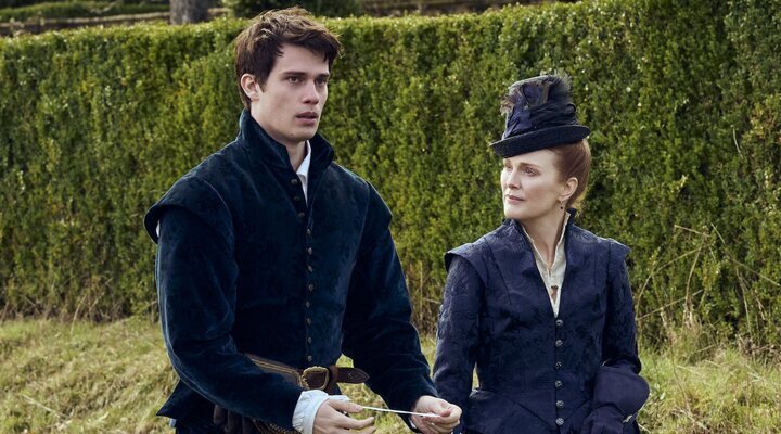 Nicholas Galitzine y Julianne Moore