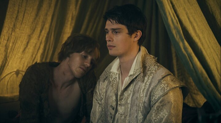 Nicholas Galitzine como George