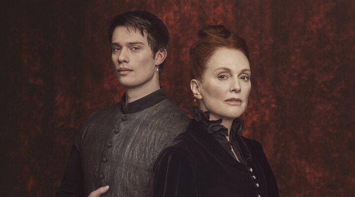 Julianne Moore y Nicholas Galitzine